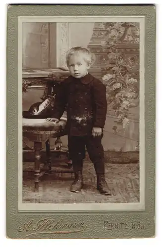 Fotografie A. Illchmann, Pernitz n. Öst., Junge in schwarzer Jacke und Stiefeln