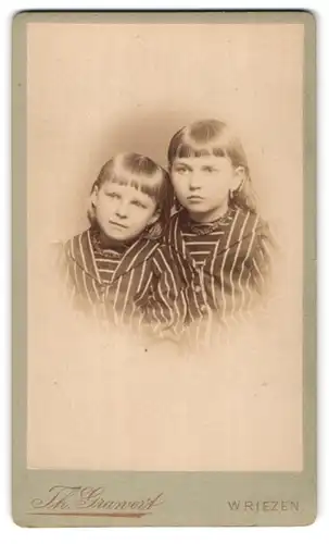Fotografie Th. Grawert, Wrietzen, Zwei kleine Mädchen in gestreiften Kleidern