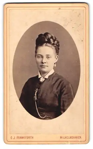 Fotografie C. J. Frankforth, Wilhelmshaven, Junge Dame mit Hochsteckfrisur und Kragenbrosche