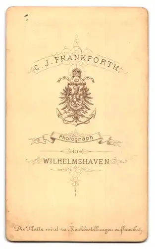 Fotografie C. J. Frankforth, Wilhelmshaven, Junge Dame mit Hochsteckfrisur und Kragenbrosche