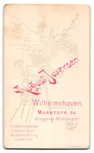 Fotografie August Iwersen, Wilhelmshaven, Marktstr. 34 Eingang Mühlenstr., Beleibter Herr im Anzug mit Fliege