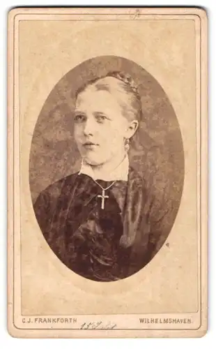 Fotografie C. J. Frankforth, Wilhelmshaven, Junge Dame mit Flechtfrisur und Kreuzkette