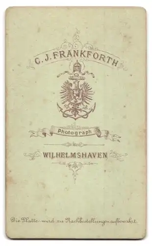 Fotografie C. J. Frankforth, Wilhelmshaven, Junge Dame mit Flechtfrisur und Kreuzkette