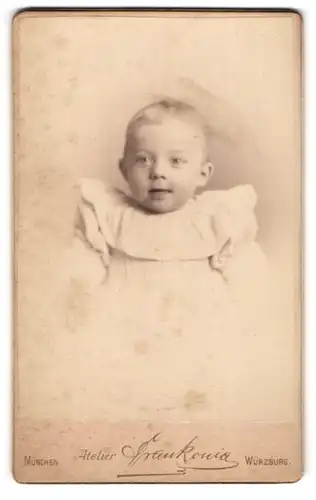 Fotografie Atelier Frankonia, München, Gärtnerplatz 4, Süsses Kleinkind im weissen Kleid