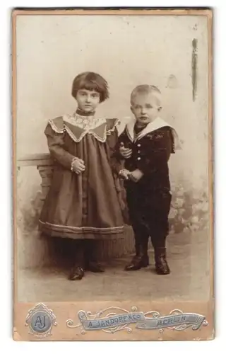 Fotografie A. Jandorf & Co., Berlin, Belle-Alliance-Str. 1, Kleiner Junge und Mädchen in hübscher Kleidung