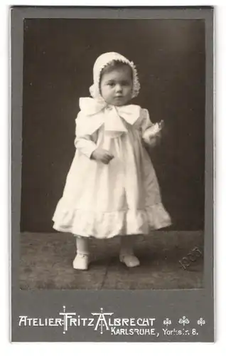 Fotografie Fritz Alberecht, Karlsruhe, Yorkstr. 8, Kleines Mädchen im Kleid mit Haube