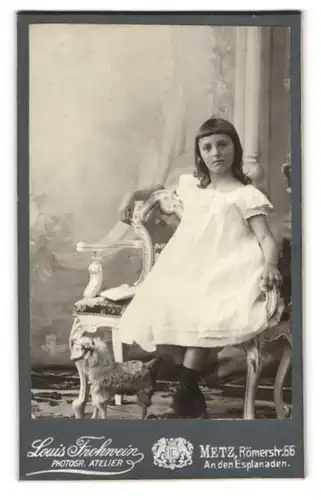 Fotografie Louis Frohwein, Metz, Römerstr. 66, Junge Dame im weissen Kleid
