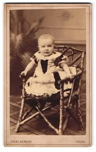 Fotografie Franz Heinrich, Torgau, Schloss-Str. 476, Süsses Kleinkind im modischen Kleid