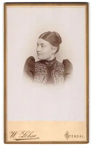 Fotografie Wilh. Lohse, Stendal, Breite Str. 79, Junge Dame mit hochgestecktem Haar