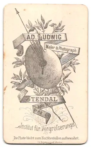 Fotografie Ad. Ludwig, Stendal, Hals-Str. 62, Junge Dame mit Medaillon