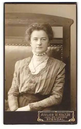 Fotografie W. Koltze, Stendal, Junge Dame in hübscher Bluse mit Amulett