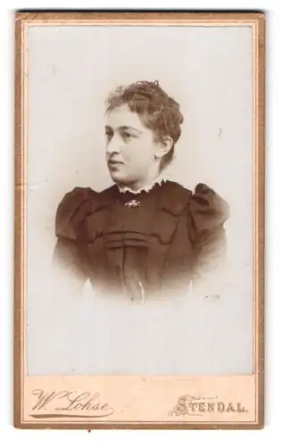 Fotografie Wilh. Lohse, Stendal, Breite-Str. 87, Junge Dame im Kleid mit Kragenbrosche