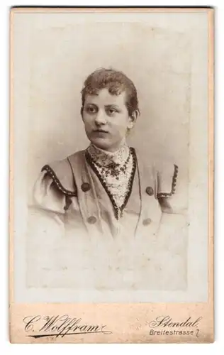 Fotografie C. Wolffram, Stendal, Breitestr. 7, Junge Dame im Kleid mit Kragenbrosche