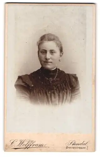 Fotografie C. Wolffram, Stendal, Breitestr. 7, Junge Dame mit zurückgebundenem Haar