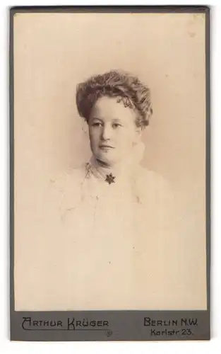 Fotografie Arthur Krüger, Berlin-NW, Karlstr. 23, Junge Dame mit moderner Frisur