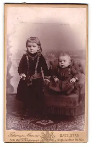 Fotografie Johannes Messow, Havelberg, Lange u. Sandauer Str. Ecke, Kleines Mädchen im Kleid mit einem Kleinkind