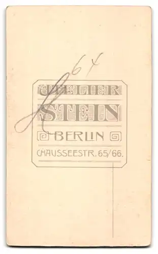 Fotografie Wilhelm Stein, Berlin, Chausseestr. 65-66, Junge Dame im Mantel mit Hut