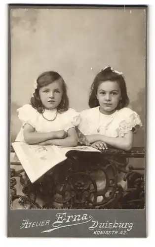Fotografie Atelier Erna, Duisburg, Königstr. 42, Zwei hübsch gekleidete Mädchen mit Zeitung