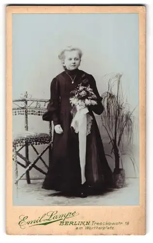 Fotografie Emil Lampe, Berlin-N., Treschkowstr. 18 am Wörterplatz, Junge Dame im Kleid mit Blumenstrauss