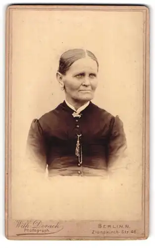 Fotografie Wilh. Dorach, Berlin-N., Zionskrich-Str. 46, Ältere Dame mit zurückgebundenem Haar