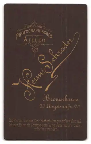 Fotografie Herm. Schröder, Bremerhaven, Lloydstr. 20, Junger Herr im Anzug mit Fliege