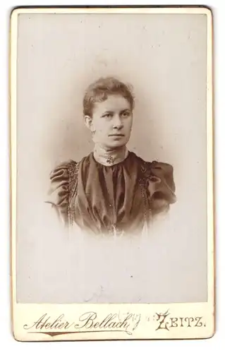 Fotografie Carl Bellach, Zeitz, Weberstr. 17, Junge Dame mit zurückgebundenem Haar