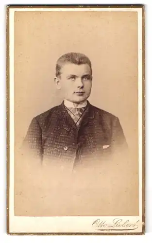 Fotografie Otto Liebert, Holzmiden, Junger Herr im karierten Anzug mit Krawatte