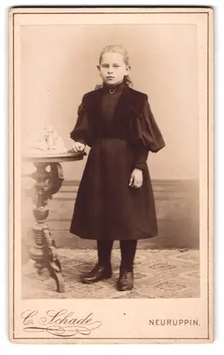 Fotografie C. Schade, Neuruppin, Am Paradeplatz, Junges Mädchen im modischen Kleid