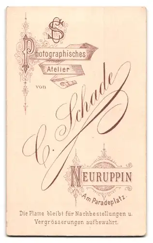 Fotografie C. Schade, Neuruppin, Am Paradeplatz, Junges Mädchen im modischen Kleid