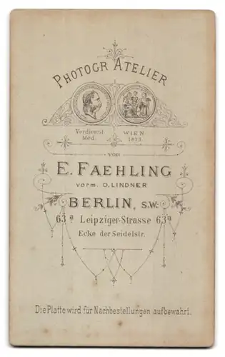 Fotografie F. Faehling, Berlin S.W., Leipziger Strasse 63a, Junge Frau mit Zopffrisur