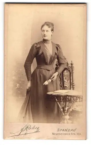 Fotografie A. Rolus, Spandau, Neuendorfer Strasse 103, Junge Dame in tailliertem Kleid