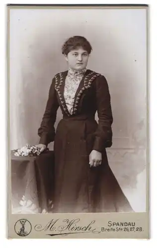 Fotografie M. Hirsch, Spandau, Breite Strasse 26, Junge Frau in tailliertem Kleid