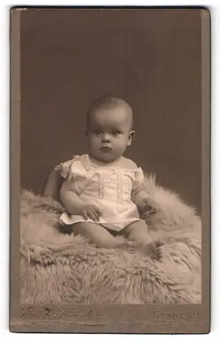 Fotografie Erich Häusler, Spandau, Hafenplatz 103, Baby auf Schafsfell