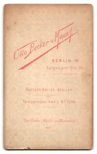 Fotografie Otto Becker & Maass, Berlin W., Leipziger-Strasse 94, Kleines Mädchen im Schleifenkleidchen