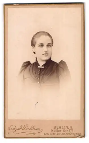 Fotografie Edgar Wallnau, Berlin N., Müller-Strasse 174, Junge Frau mit Brosche
