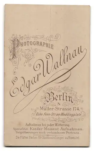 Fotografie Edgar Wallnau, Berlin N., Müller-Strasse 174, Junge Frau mit Brosche