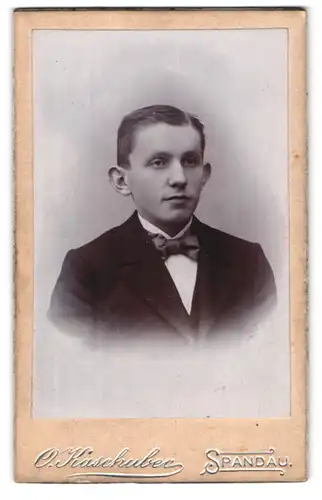 Fotografie O. Kaschubec, Spandau, Brückenstrasse 1, Junger Mann mit Fliege und Segelohren