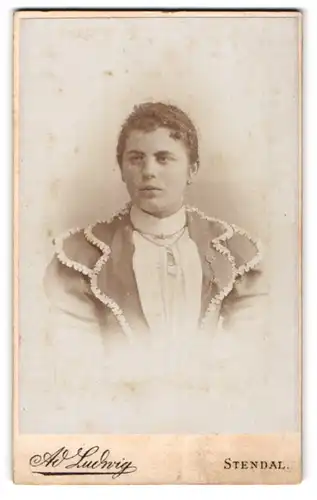 Fotografie A. Ludwig, Stendal, Winckelmannsplatz, Junge Frau mit Halskette und Brosche