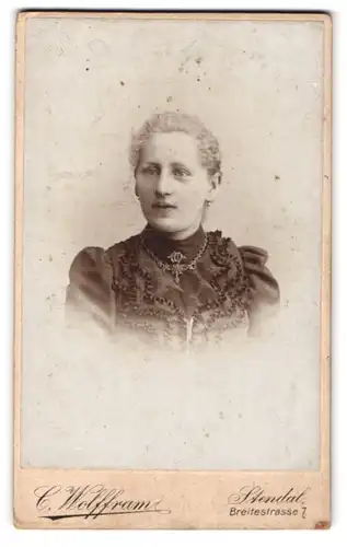 Fotografie C. Wolfram, Stendal, Breitestrasse 7, Junge Frau in Rüschenbluse