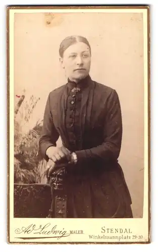 Fotografie A. Ludwig, Stendal, Winkelmannplatz 29-30, Bürgerliche in hochgeschlossenem Kleid