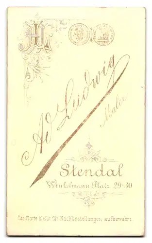 Fotografie A. Ludwig, Stendal, Winkelmannplatz 29-30, Bürgerliche in hochgeschlossenem Kleid