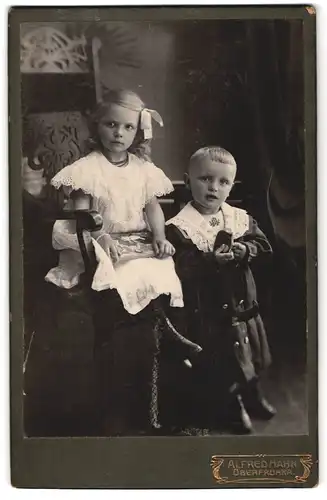 Fotografie Alfred Mahn, Oberfrohna, Junge und Mädchen mit Büchern