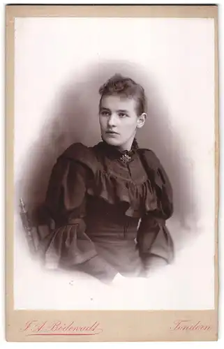 Fotografie J. A. Bödewadt, Tondern, Oster-Strasse 40, Junge Frau in tailliertem Kleid