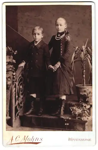 Fotografie A. C. Mohns, Wittenberge, Geschwisterpaar im Sonntagsstaat, sich an Händen haltend