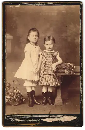 Fotografie Vogelsang`s Atelier, Berlin N.W., Dorotheenstrasse 85, Zwei kleine Mädchen in kurzärmeligen Kleidchen