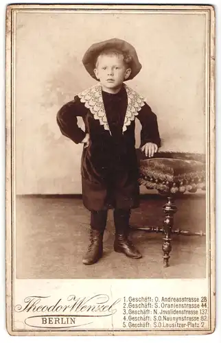 Fotografie Theodor Wenzel, Berlin O., Andreasstrasse 28, Kleiner Junge mit Hut und Stiefeln