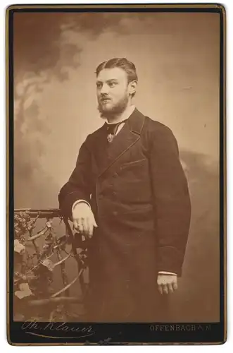 Fotografie Th. Klauer, Offenbach a. M., Junger Mann mit Backenbart