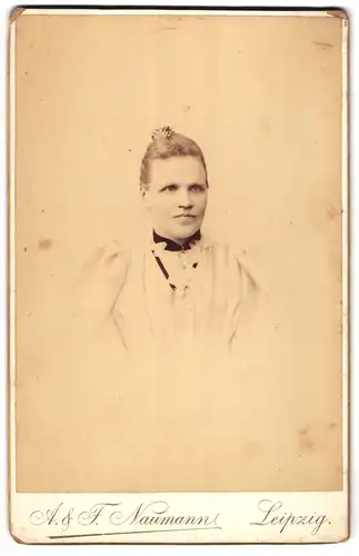 Fotografie A. & F. Naumann, Leipzig, Dorotheen-Strasse 6, Junge Frau mit Halsband aus Samt