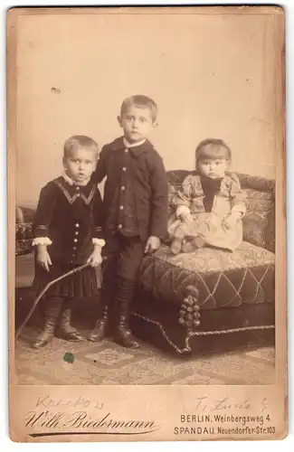 Fotografie Wilhelm Biedermann, Berlin, Weinbergsweg 4, Zwei kleine Jungen und ein kleines Mädchen