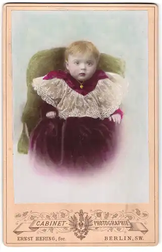 Fotografie Ernst Hering, Berlin S.W., Zimmerstrasse 55, Kleines Mädchen mit Herz-Medaillon